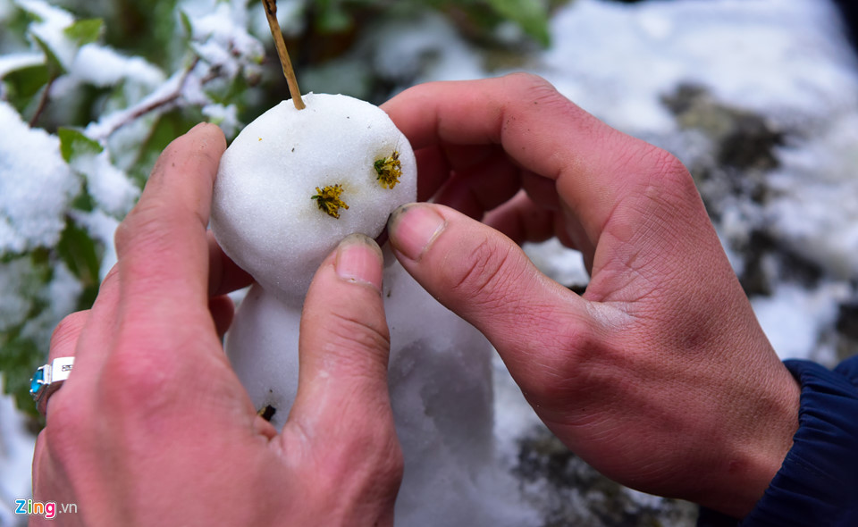 Du khách băng rừng săn tuyết Sa Pa